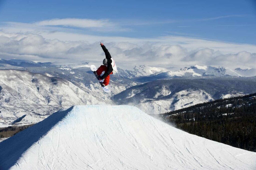 snowboarder in terrain park 84738957 03aa6c1fffac4f27b99fc87c789ff499 1